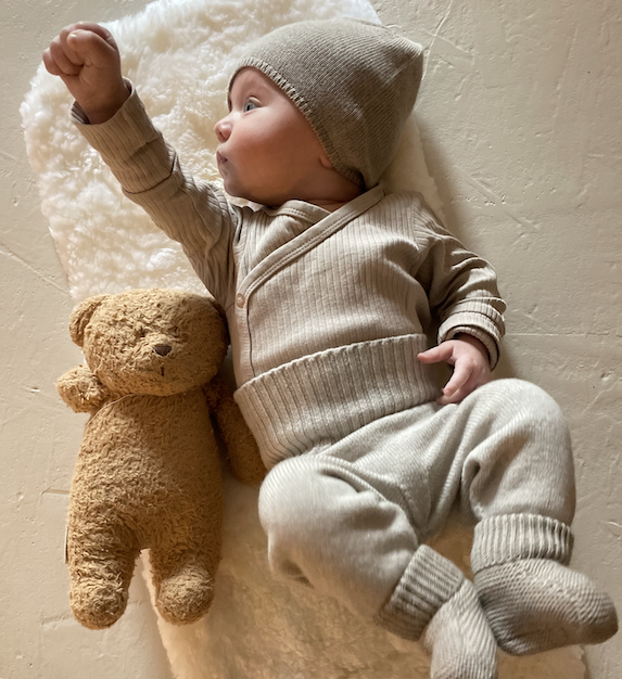 Super weiche Newborn Babymütze ab der Geburt zum Mitwachsen, made in germany.