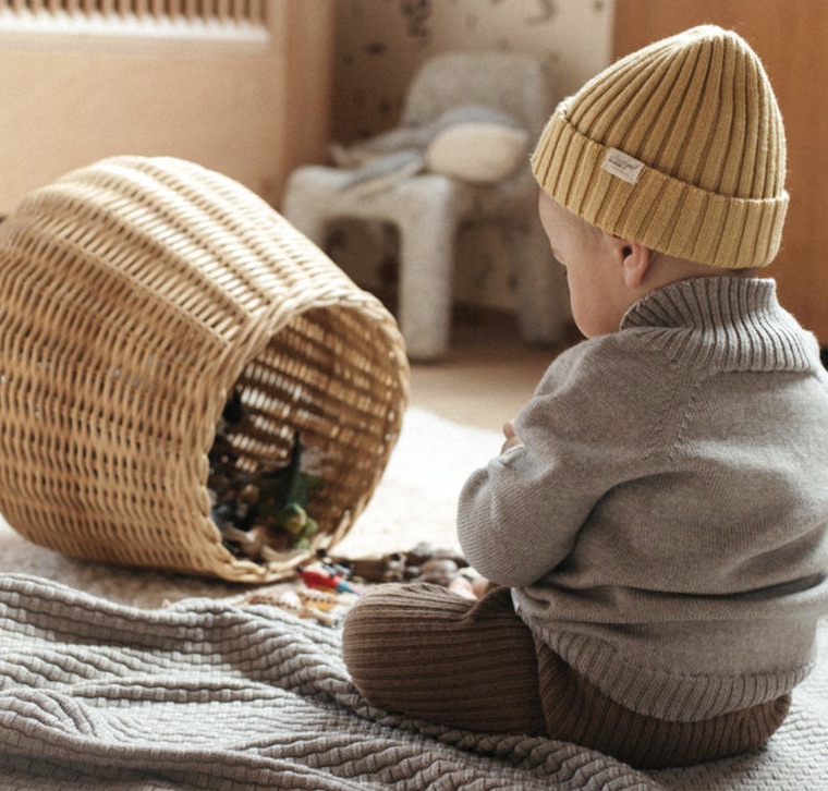 Gerippte Mütze für Babys ab 3 Monate aus feinster Merinowolle in Deutschland hergestellt.