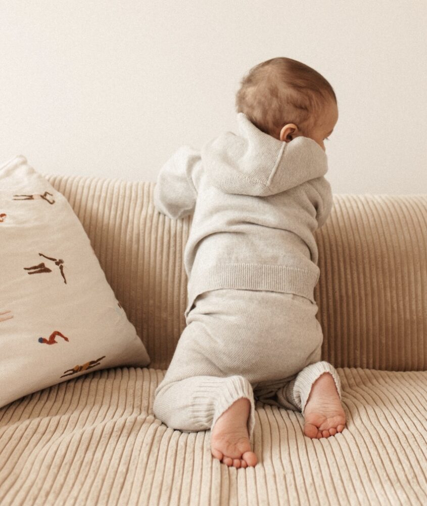 Weiche, cooler Baby- und Kleinkind Hoodie zum Mitwachsen aus Merinowolle made in Germany.