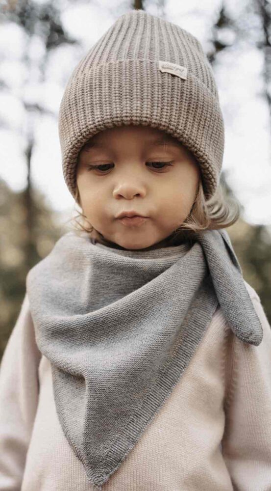 Weiches gestricktes Dreieckstuch für Mama und Kleinkind aus Merinowolle mulesing-free, in vielen Farben.