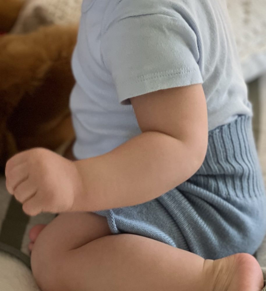 Kurze Babyhose mit weichem Bund aus feinster Merinowolle für für Babys und Kleinkinder.