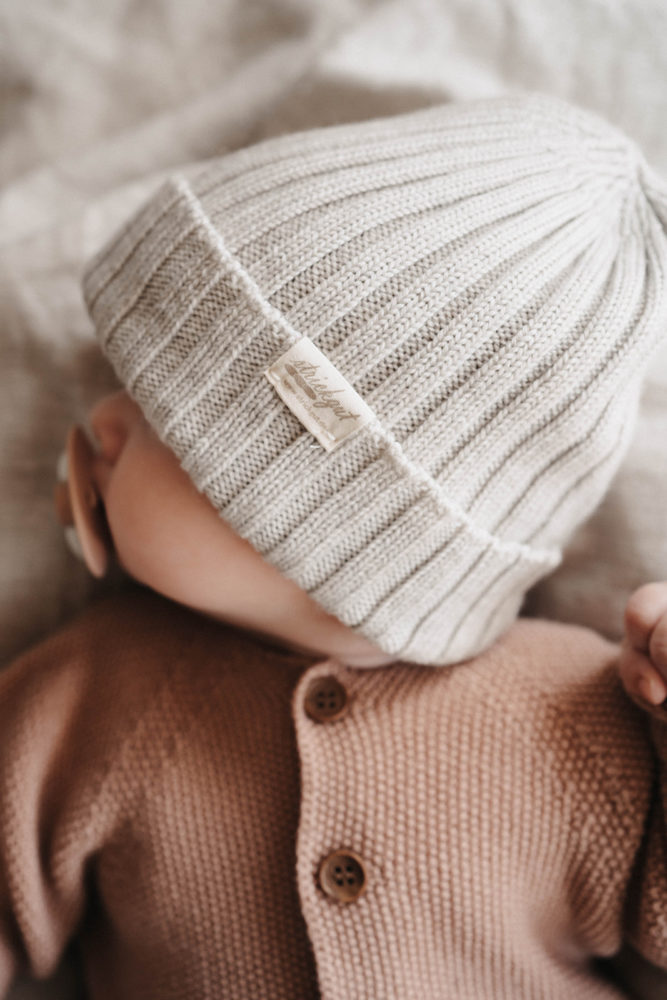 Gerippte Mütze für Babys ab 3 Monate aus feinster Merinowolle in Deutschland hergestellt.