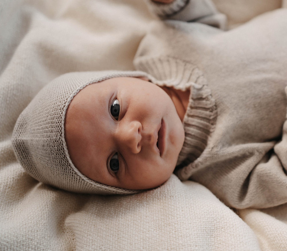 Newborn Mütze mit Ohrenklappen bis 0-18 Monate aus hochwertiger Merinowolle absolut kratzfrei.