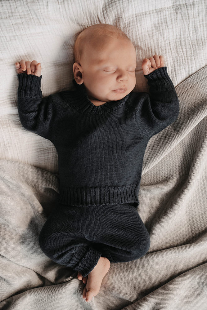 Weicher Babypullover mit dehnbarem Halsausschnitt aus Merinowolle für Neugeborene ab der Geburt.