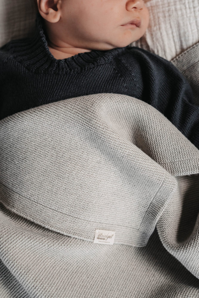Warme Strickdecke für Babys aus Merinowolle, ideal als Winterdecke 90cm x 90cm groß.
