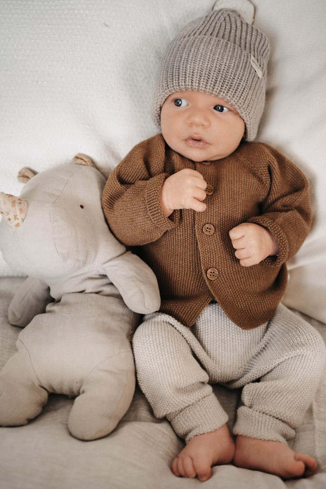 Baby Strickjacke Reiskorn aus reiner Merinowolle für Babyboy und Babygirl bis 18 Monate.