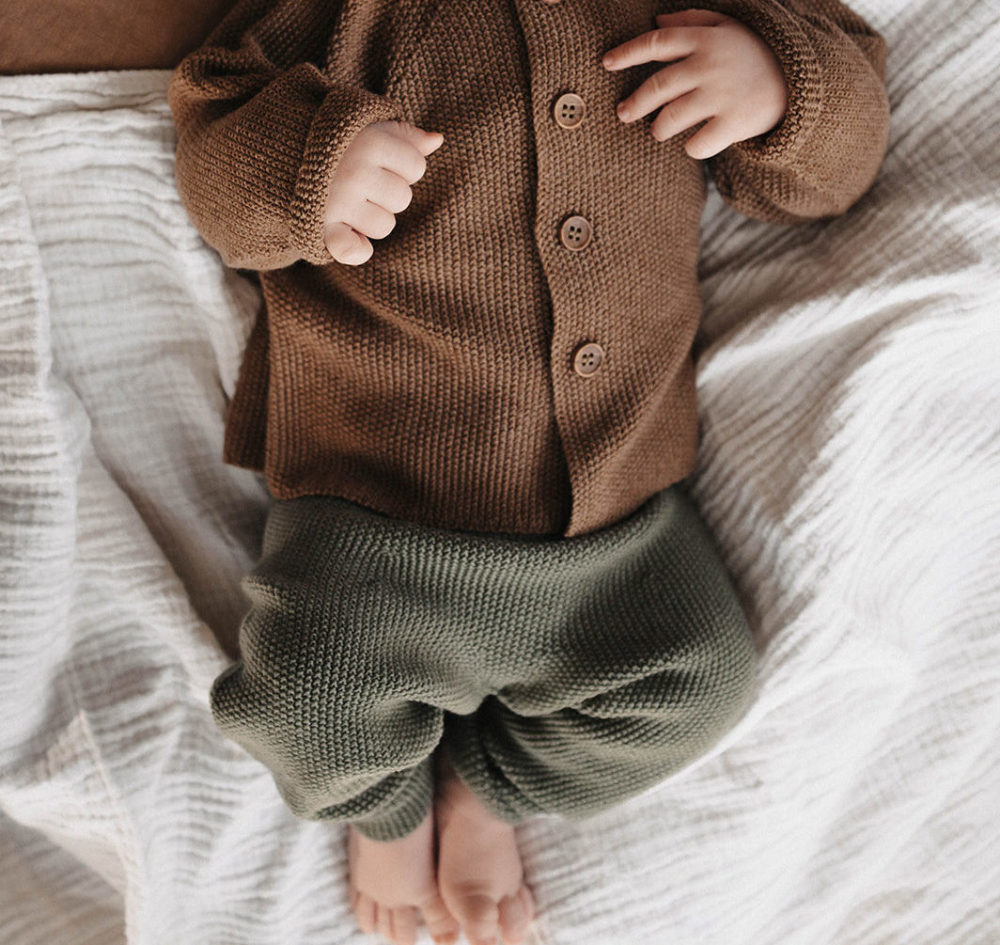 Baby Strickjacke Reiskorn aus reiner Merinowolle für Babyboy und Babygirl bis 18 Monate.