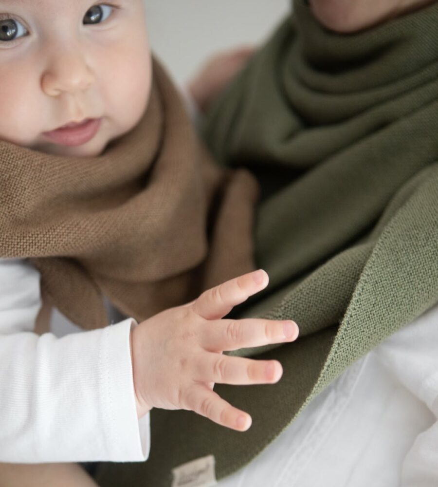 Weiches gestricktes Dreieckstuch für Mama und Kleinkind aus Merinowolle mulesing-free, in vielen Farben.