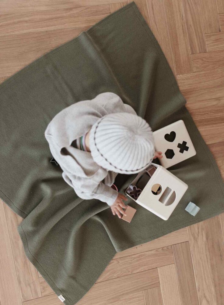 Warme Strickdecke für Babys aus Merinowolle, ideal als Winterdecke 90cm x 90cm groß.
