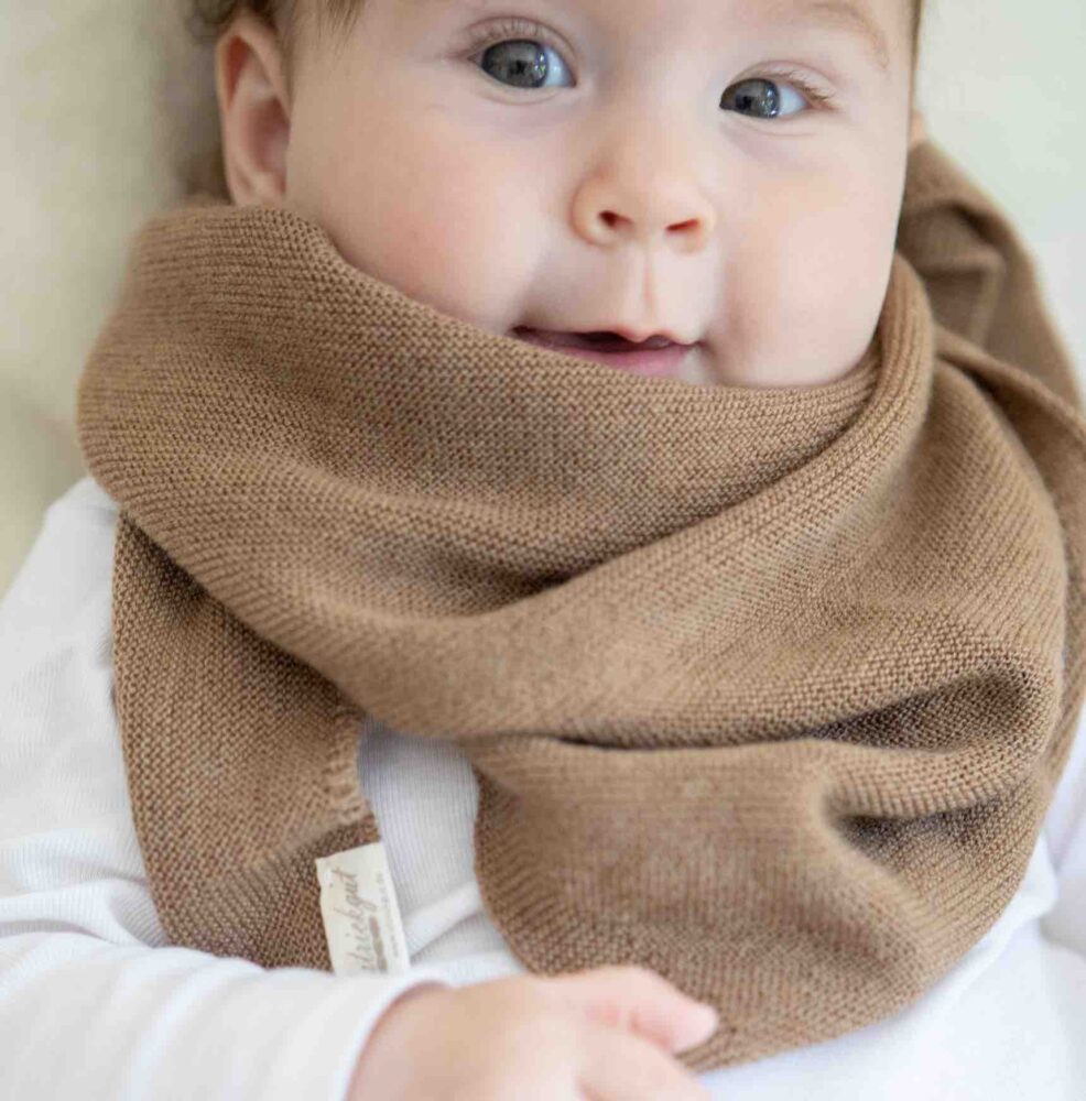 Weiches gestricktes Dreieckstuch für Mama und Kleinkind aus Merinowolle mulesing-free, in vielen Farben.