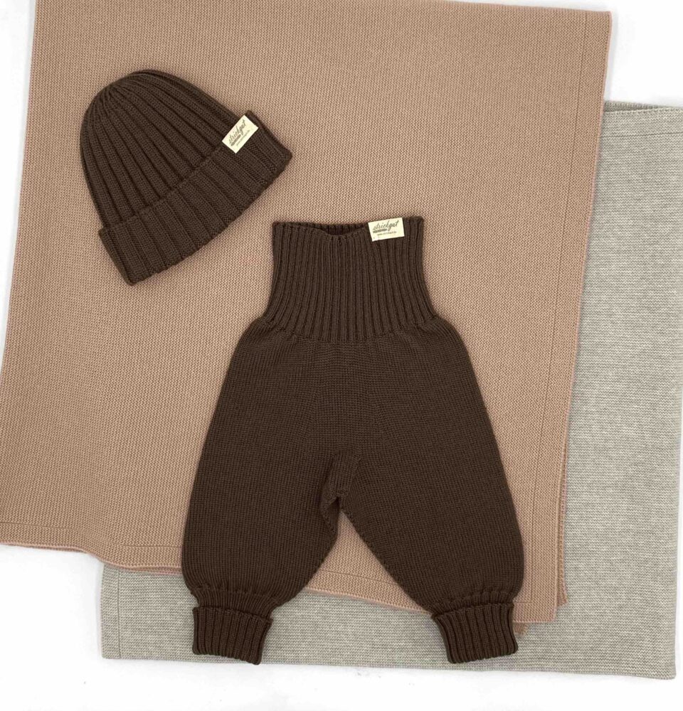 Gerippte Mütze für Babys ab 3 Monate aus feinster Merinowolle in Deutschland hergestellt.