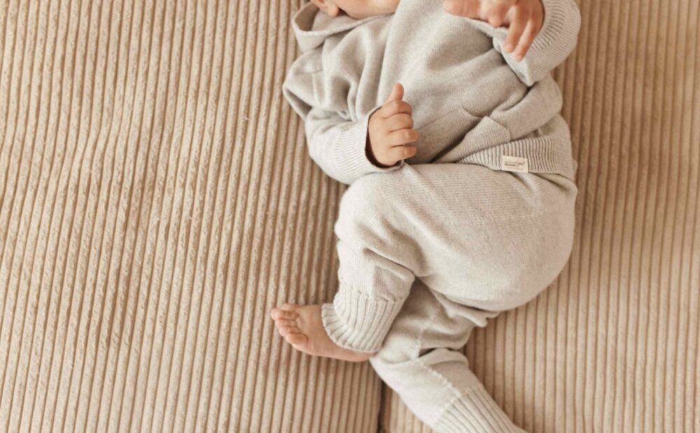 Gestrickte Babyhose mit weichem Bund zum Mitwachsen ideal zum Krempeln bis Größe 18- 24 Monate.