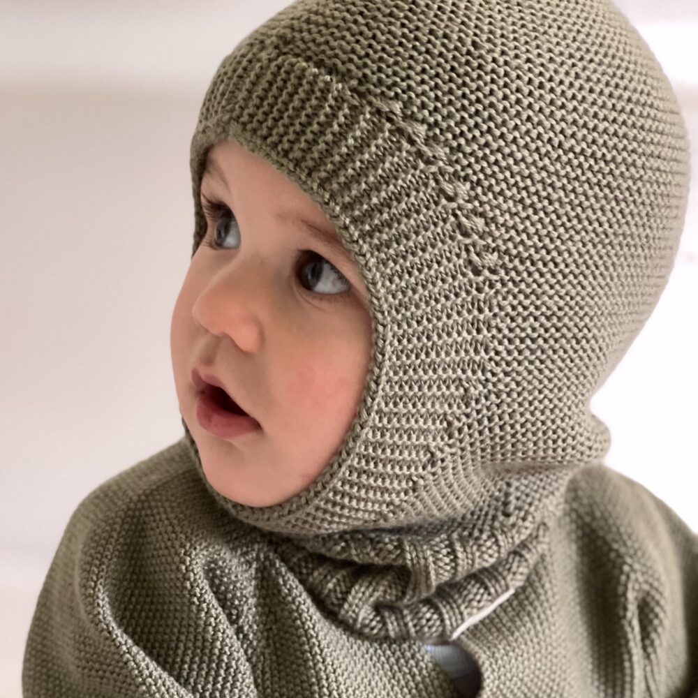 Hochwertige Kinder Mütze mit angestricktem Schal zum Mitwachsen aus Merinowolle von 1 bis 5 Jahren.