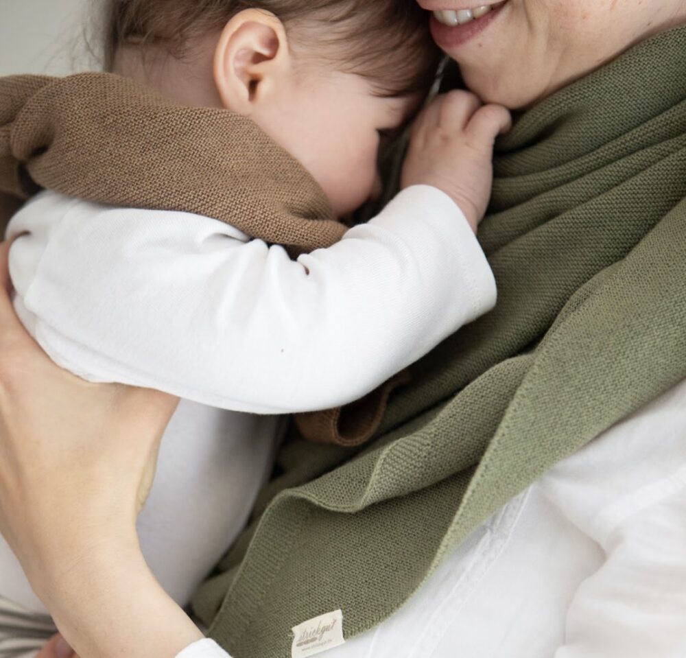 Weiches gestricktes Dreieckstuch für Mama und Kleinkind aus Merinowolle mulesing-free, in vielen Farben.