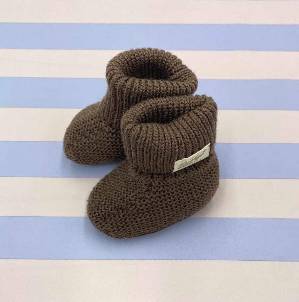 Gestrickte Babyschühchen aus reiner Merinowolle. Sitzen perfekt durch Strickbund bis 12 Monate.